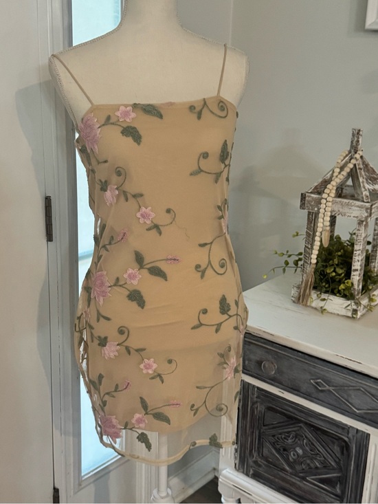 Dresses & Skirts - Kendall & Kylie Romance Floral Mini Dress Nude Size 0/2